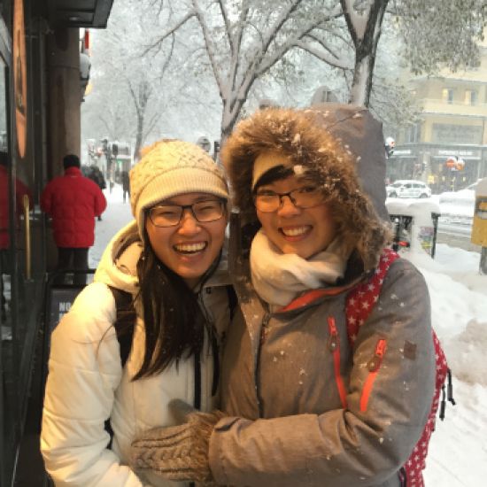 Myky & Ashley påväg till prisutdelningen i ett snötäckt Stockholm