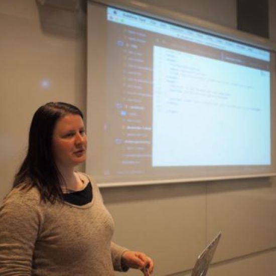 Stina inleder workshopen i webbutveckling